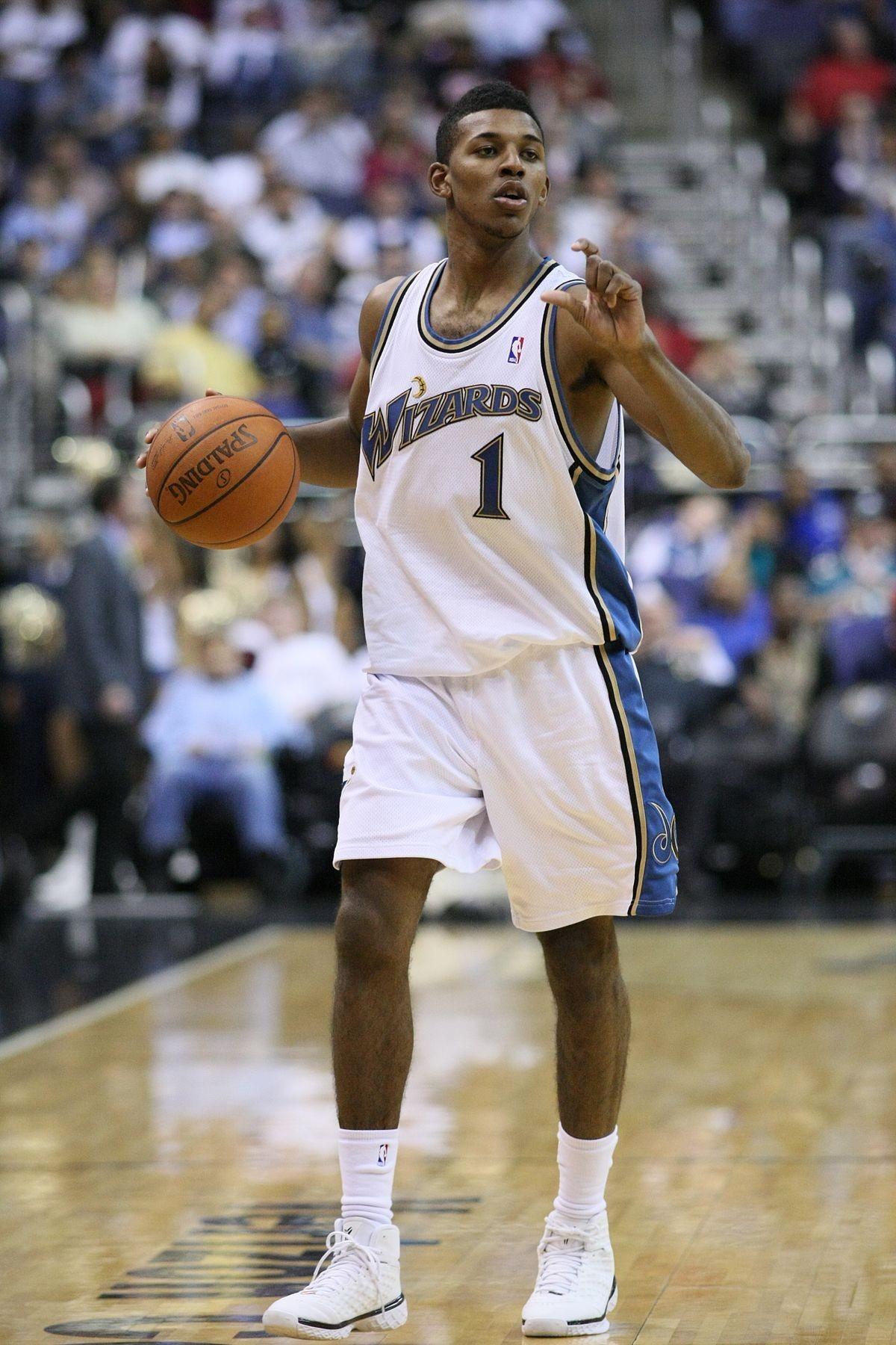 名宿：在我看来莱奥是边锋不是前锋；他配得上米兰10号球衣（名宿：莱奥更像边锋而非前锋，配得上米兰10号战袍）