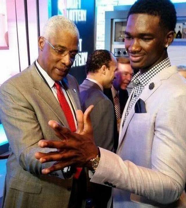 荷媒：阿贾克斯将与小克鲁伊夫会面，他是贾府新任总监候选人（荷媒：阿贾克斯将约谈小克鲁伊夫，后者是新任总监候选人）