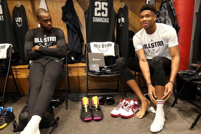 球迷怒喷后蹇韬回应：输球又怎么样？随后被韦世豪、甘超拦下（遭球迷怒斥，蹇韬回怼：输球又如何？韦世豪、甘超上前劝阻）