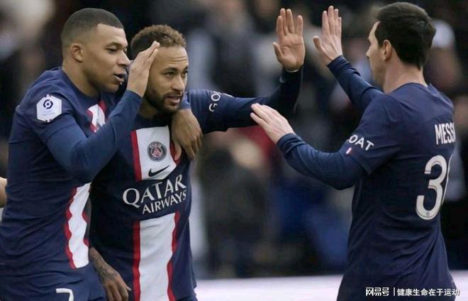 苏媒：泰州一所中学将“苏超”解说金句设为了课间铃声（江苏媒体：泰州某中学把“苏超”解说金句设为课间铃声）