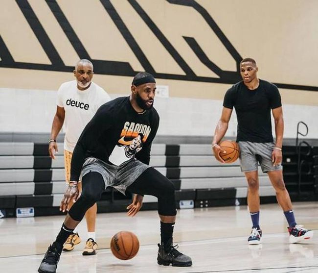 WTT总决赛：王楚钦／孙颖莎战胜印度组合，收获赛事开门红（WTT总决赛：王楚钦／孙颖莎力克印度组合，迎来开门红）