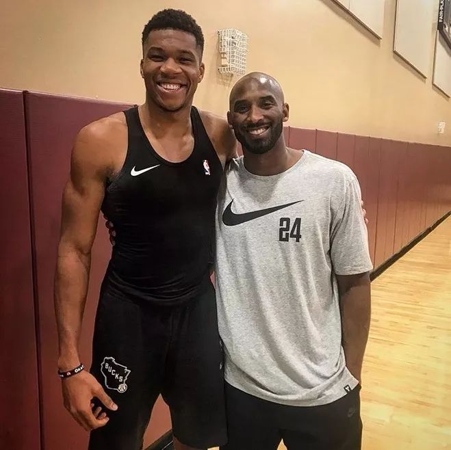 阿莫林头大了！曼联1-1又爆冷：英超7队争四差3分，1队成大黑马（1-1又翻车！曼联失分令阿莫林犯难：英超前四之争7队仅差3分，一队跃升大黑马）