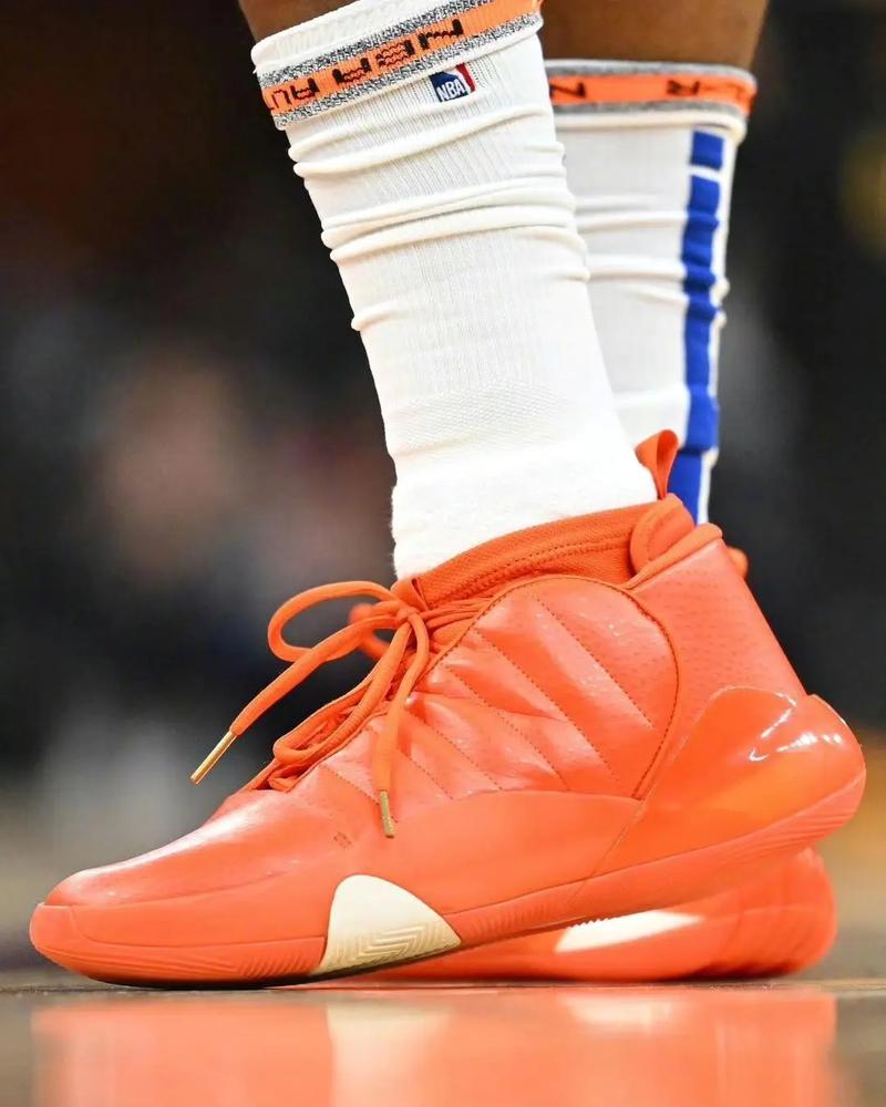 拒绝采访！詹姆斯输球直接离开球馆！3大数据登顶第一难掩失落（败阵后拒绝采访，詹姆斯径直离场，三项数据居首仍难掩失落）