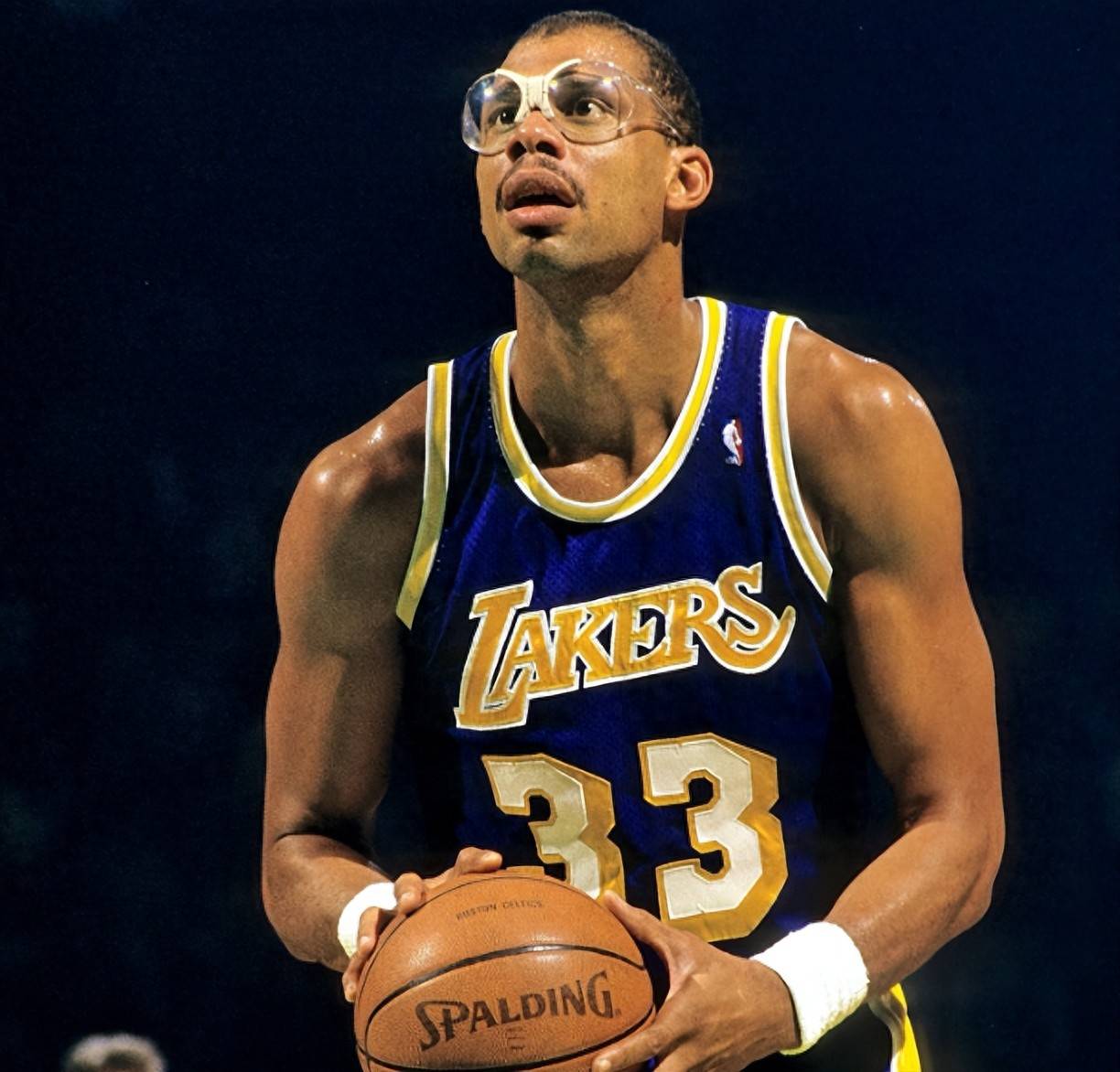 超越老穆勒！凯恩成为德甲历史上最快达成十次帽子戏法的球员（凯恩超越盖德·穆勒，创德甲最快达成10次帽子戏法纪录）