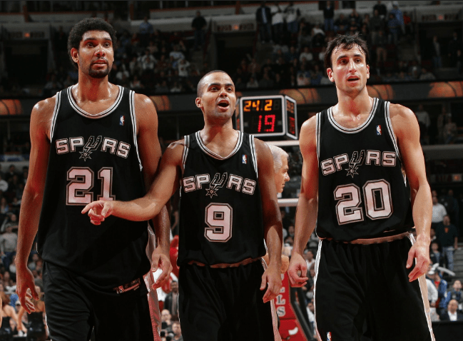 五冠加身！国安3-0击败河南夺得队史第5座足协杯冠军（国安三球完胜河南，队史第五次捧起足协杯）