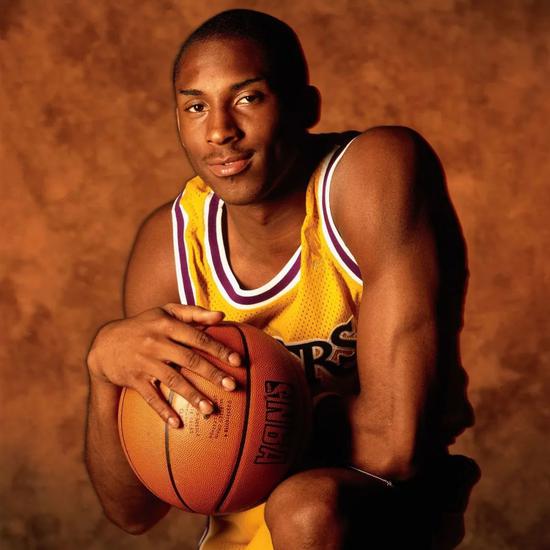 官方：德利赫特力压B费和阿马德，当选曼联11月最佳球员（曼联官宣：德利赫特压过B费和阿马德，荣膺11月队内最佳球员）