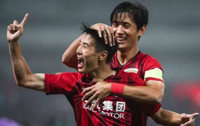 世体：弗里克对阿劳霍首张黄牌不满，他要求球员尽量减少抗议（世体：弗里克不满阿劳霍首张黄牌，要求球员尽量少抗议）